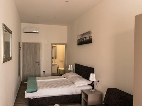 Ri Rooms