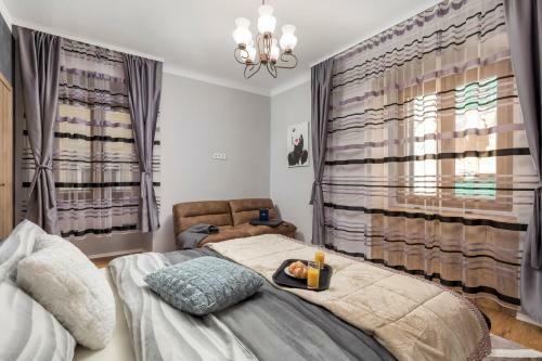 4 Season Apartments