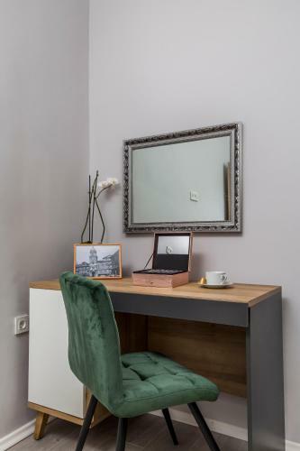 4 Season Apartments