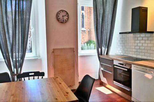 Historic City Center Apartment - 1 Min From Bus