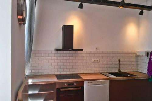 Historic City Center Apartment - 1 Min From Bus