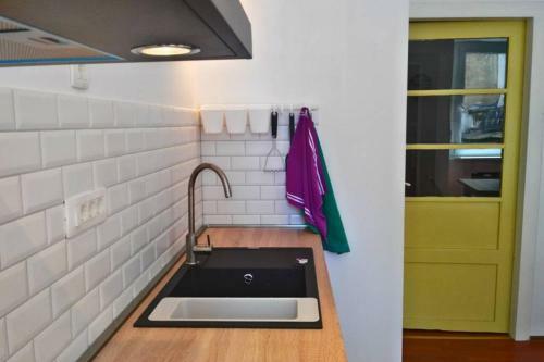 Historic City Center Apartment - 1 Min From Bus