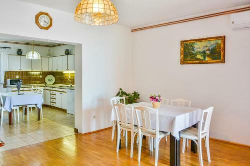 Holiday House Larma