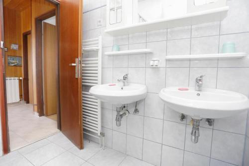 Apartments By The Sea Rogoznica - 16216