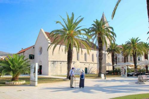 Riva Seafront Holiday Apartments
