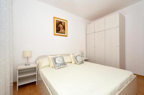 Apartments By The Sea Rogoznica - 15249