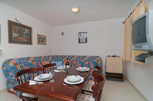 Apartments By The Sea Rogoznica - 15551