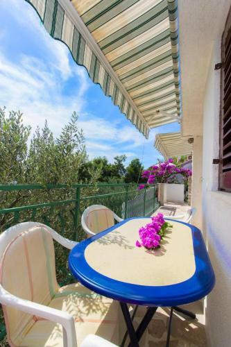 7 Olives Apartments
