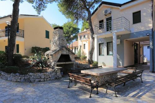 Apartments By The Sea Rogoznica - 18167