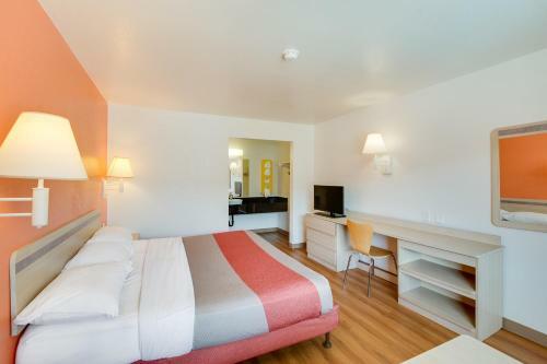 Motel 6 Columbus West