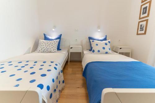 Apartments By The Sea Rogoznica - 18746