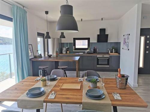 Beach Front Apartment With Beautiful Sunsets