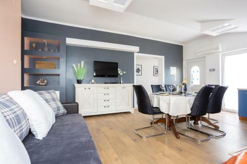 Apartman Luni S Bazenom