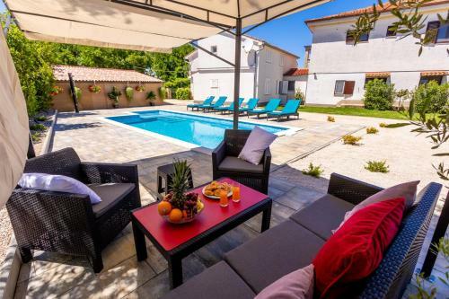 Apartman Luni S Bazenom