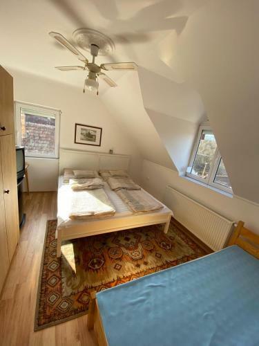 Hostal B�-la Vend�gh�z