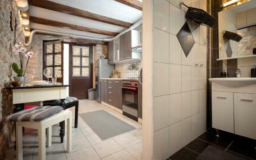 Unique Stone House Apartment