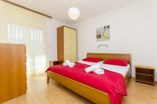 Compelx With Detached House And Spacious Apartment