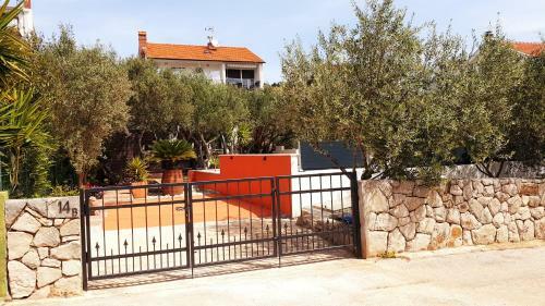 Compelx With Detached House And Spacious Apartment
