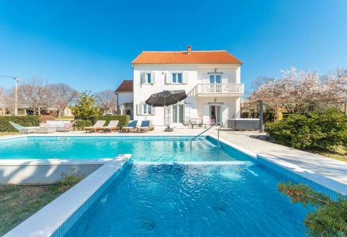 Spacious Villa Vito With Large Pool