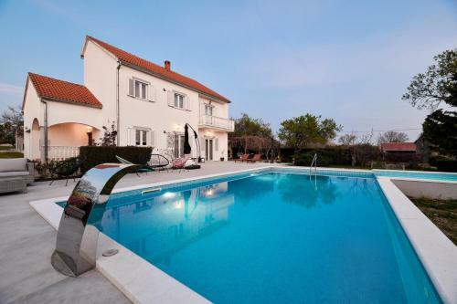 Spacious Villa Vito With Large Pool