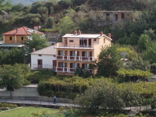 Hostal Guesthouse Familija Tariba
