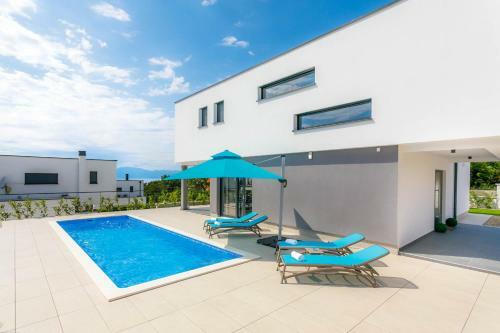 Luxury Villa With Pool, Jacuzzi And Sea View