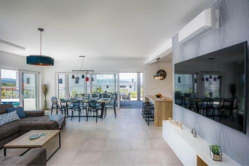 Luxury Villa With Pool, Jacuzzi And Sea View
