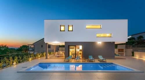 Luxury Villa With Pool, Jacuzzi And Sea View