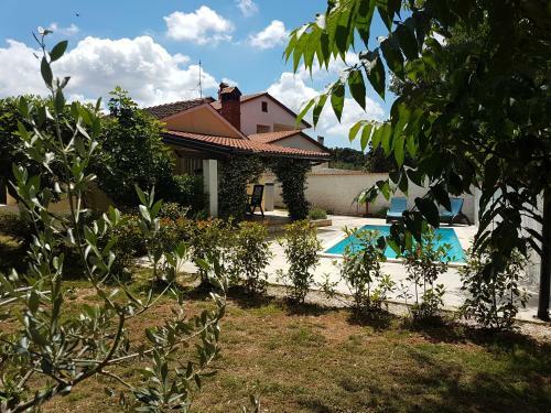 Rustic House With Private Swimming Pool