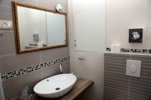Hostal Pula Antic Rooms In Center