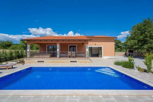 Villa Luna Tinjan, Pool And Wellness