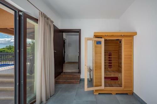 Villa Luna Tinjan, Pool And Wellness