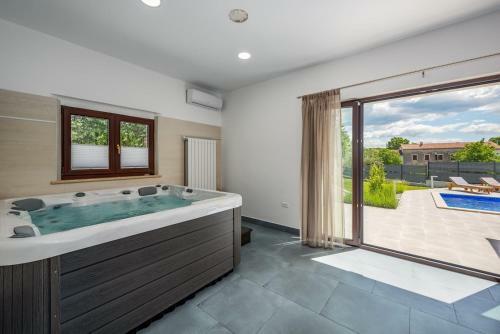 Villa Luna Tinjan, Pool And Wellness