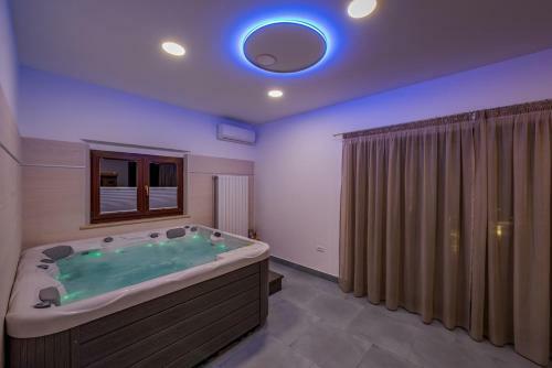 Villa Luna Tinjan, Pool And Wellness