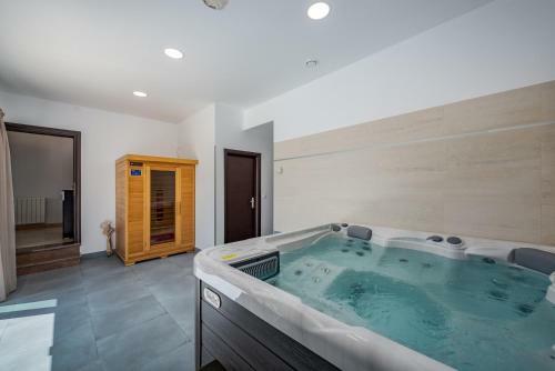 Villa Luna Tinjan, Pool And Wellness