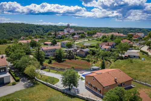 Villa Luna Tinjan, Pool And Wellness