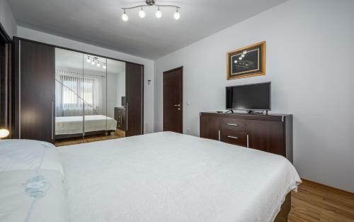 Villa Luna Tinjan, Pool And Wellness