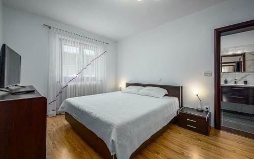 Villa Luna Tinjan, Pool And Wellness