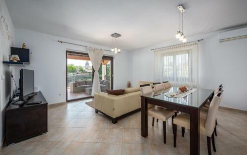 Villa Luna Tinjan, Pool And Wellness