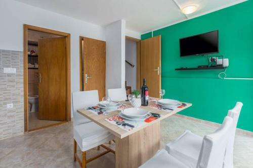 Cozy Two Bedroom Apartment