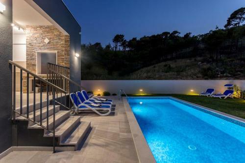 Luxe Villa With Pool, Jacuzzi, And Sauna