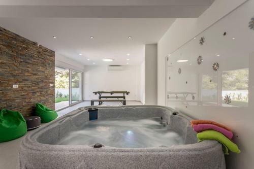 Luxe Villa With Pool, Jacuzzi, And Sauna