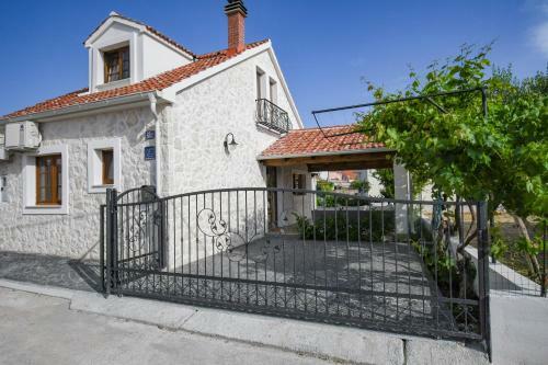 House For Rent Leila