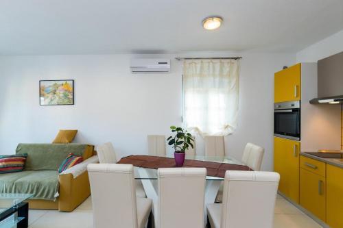 Hostal Apartments And Rooms With Parking Space Grebastica, Sibenik - 17831