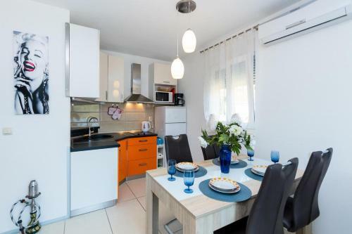 Hostal Apartments And Rooms With Parking Space Grebastica, Sibenik - 17831