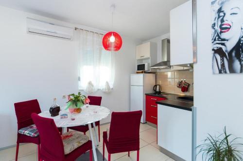 Hostal Apartments And Rooms With Parking Space Grebastica, Sibenik - 17831