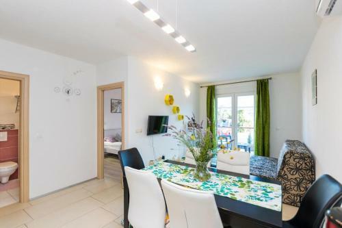 Hostal Apartments And Rooms With Parking Space Grebastica, Sibenik - 17831