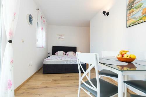 Hostal Apartments And Rooms With Parking Space Grebastica, Sibenik - 17831