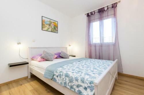 Hostal Apartments And Rooms With Parking Space Grebastica, Sibenik - 17831
