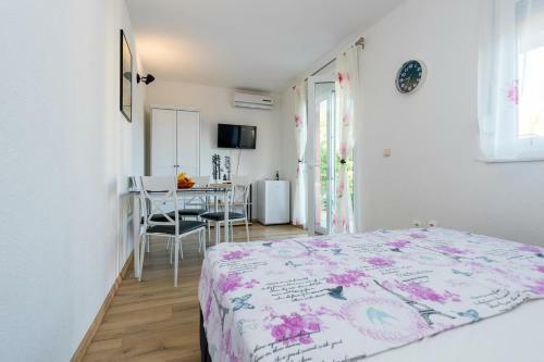Hostal Apartments And Rooms With Parking Space Grebastica, Sibenik - 17831